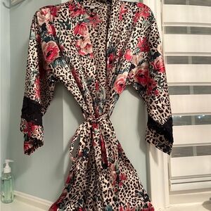 Chic Women's Floral and Leopard Print Robe